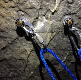 Connecteurs conformes aux normes EN12275 et EN 362 pour travaux en hauteur