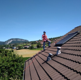 Comment sécuriser une intervention sur une toiture en pente ?